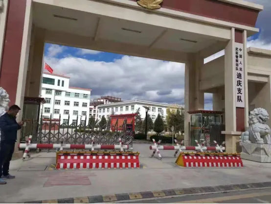 某部隊翻板路障機